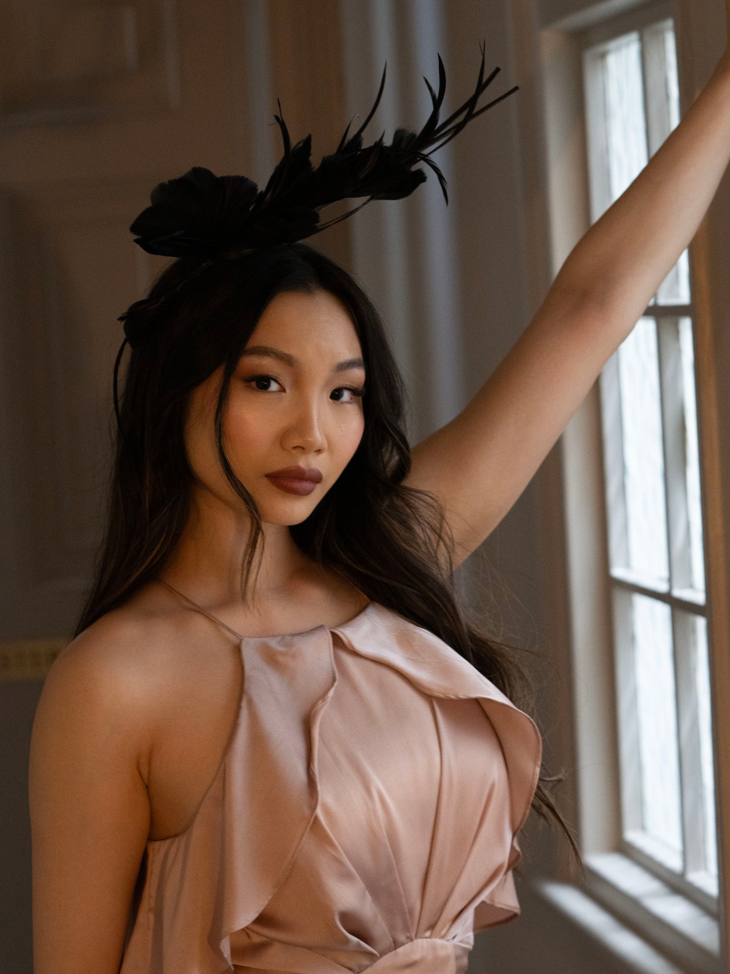 LYDIA STATEMENT FEATHER FASCINATOR BLACK