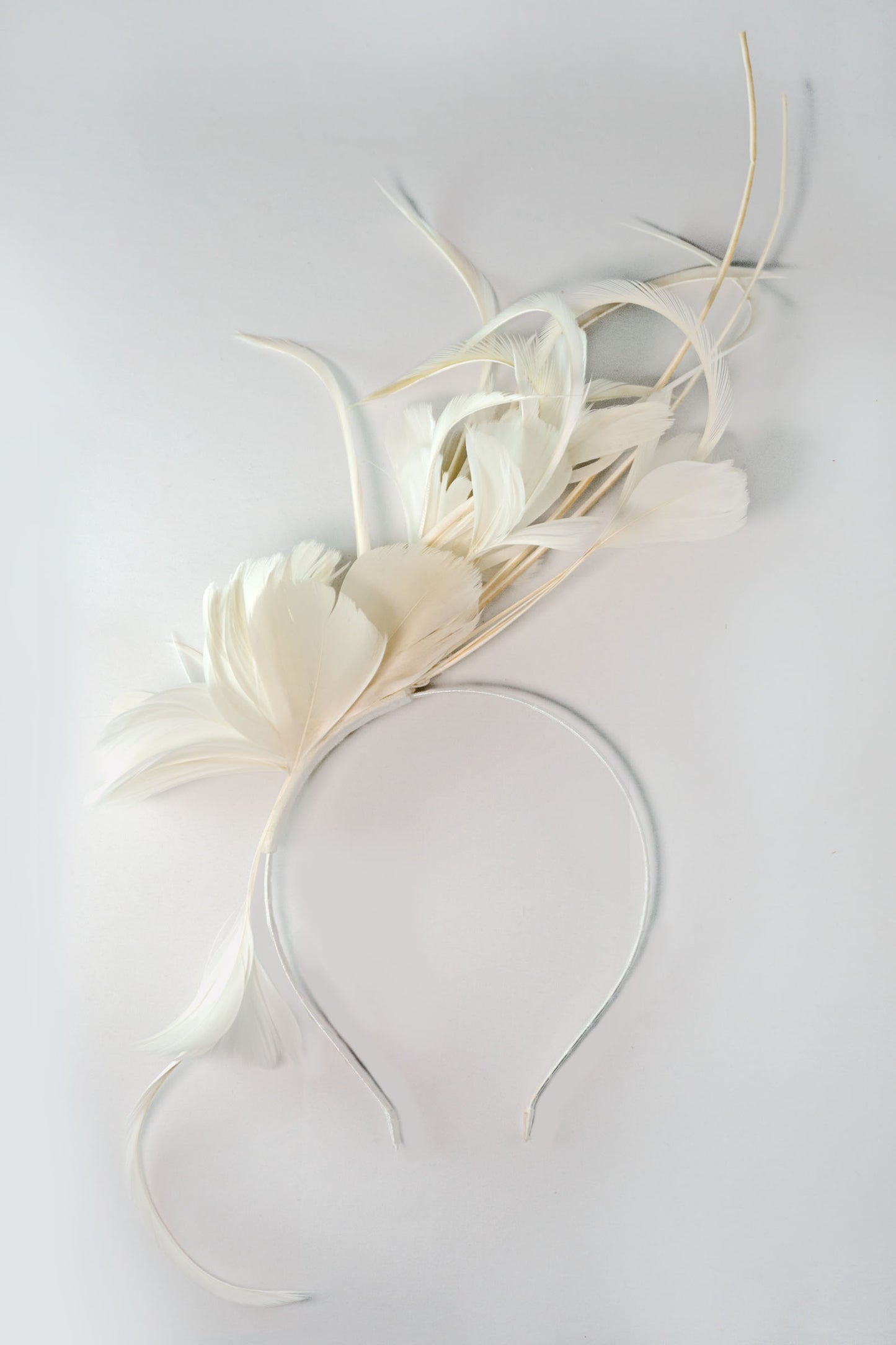 LYDIA STATEMENT FEATHER FASCINATOR IVORY